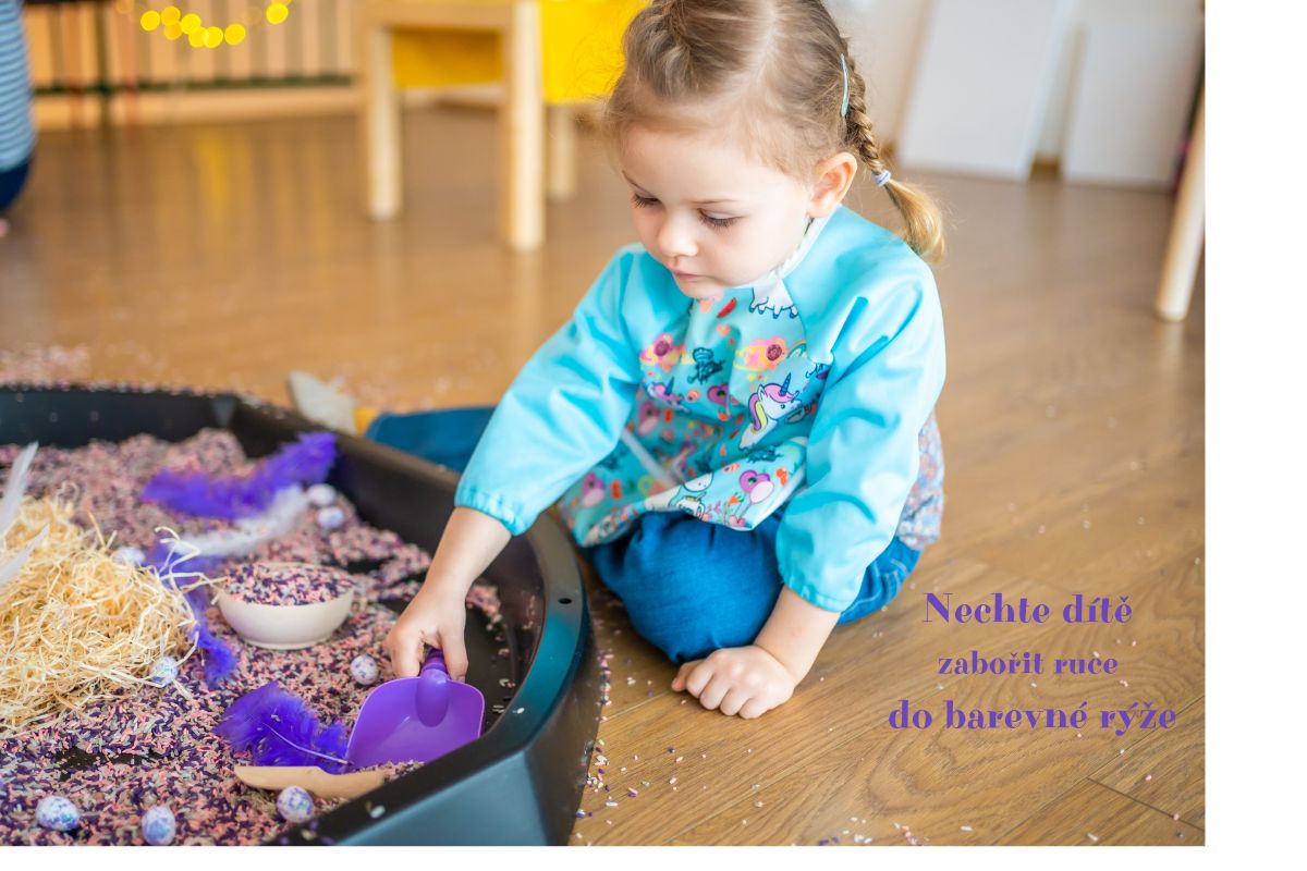 Nechte dítě zabořit ruce do barevné rýže